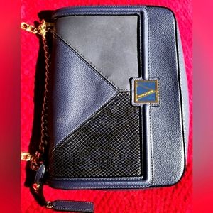 Victoria's Secret. Victoria Medium Shoulder Bag Blush